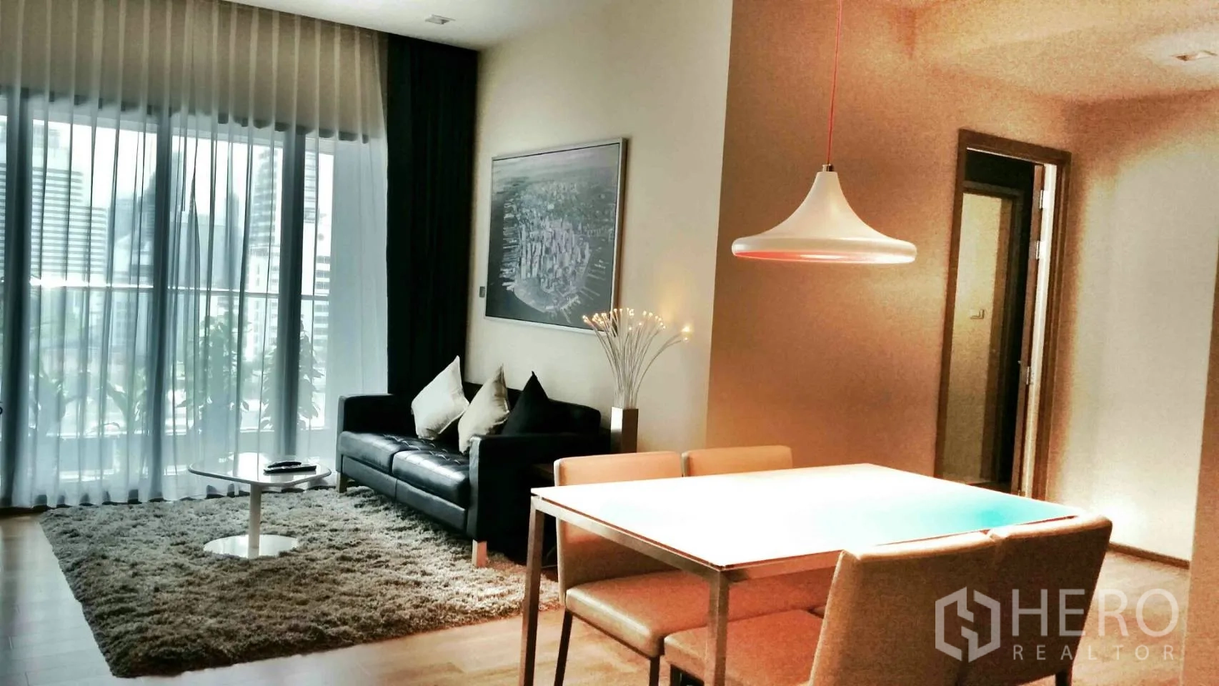 คอนโด ให้เช่าหรือขายในWatthana, Bangkok - ห้องนั่งเล่นและทานข้าวสว่างด้วยหน้าต่างสูงจรดเพดาน มีระเบียงวิวเมือง โซฟาหนัง และโคมไฟแขวน