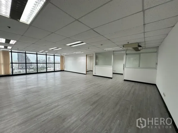 สำนักงาน ให้เช่าในWatthana, Bangkok - โถงสำนักงานกว้าง มีห้องกั้นหลายห้อง ม่านปรับแสง และหน้าต่างเต็มผนัง