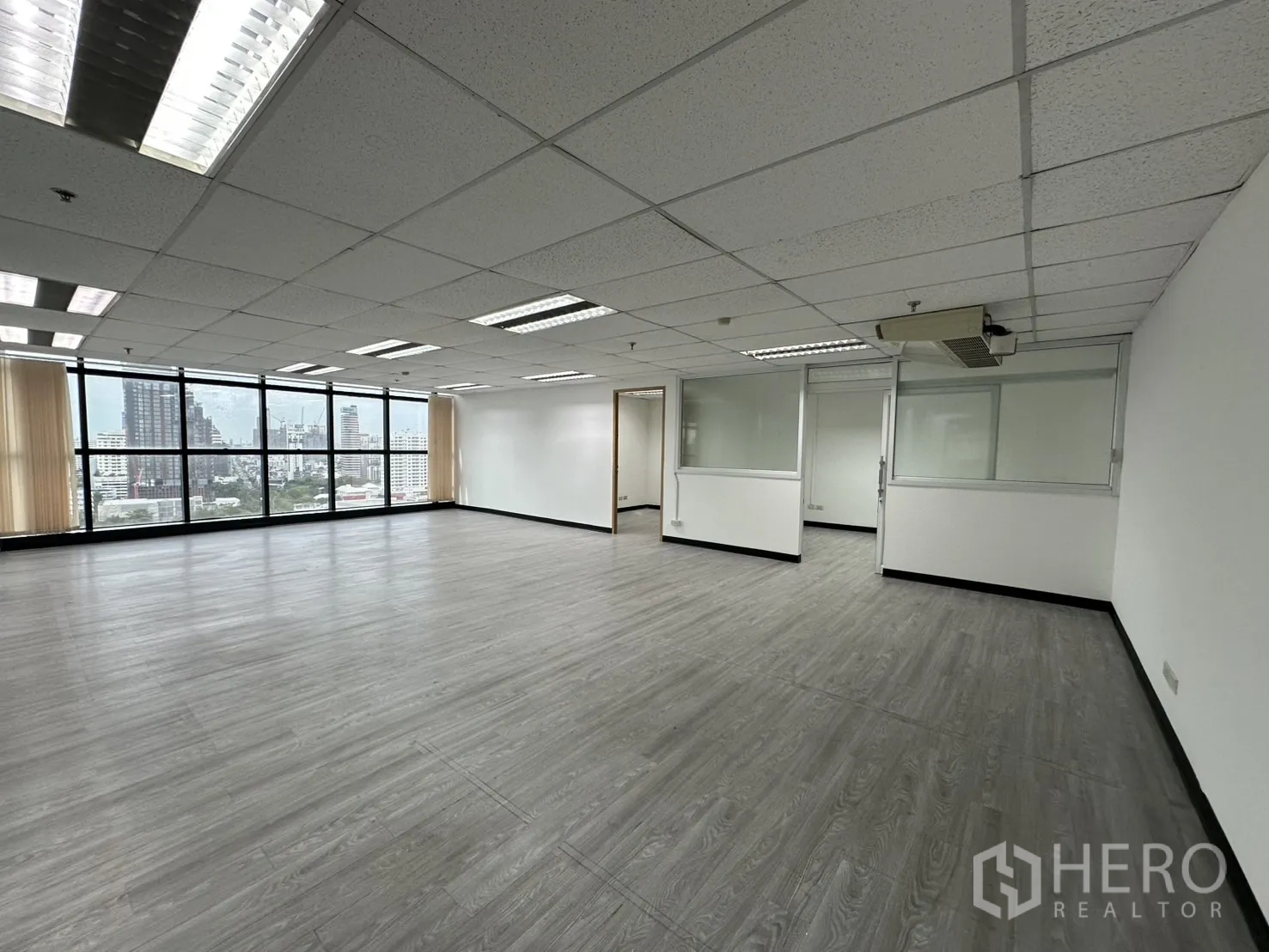 สำนักงาน ให้เช่าในWatthana, Bangkok - โถงสำนักงานกว้าง มีห้องกั้นหลายห้อง ม่านปรับแสง และหน้าต่างเต็มผนัง