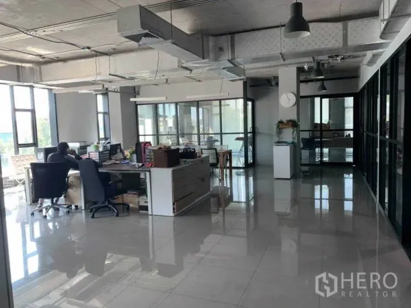 สำนักงาน ให้เช่าในPhaya Thai, Bangkok - ออฟฟิศแบบโอเพ่นสเปซ เพดานเปลือย ห้องประชุมกระจก และพื้นกระเบื้องเงา