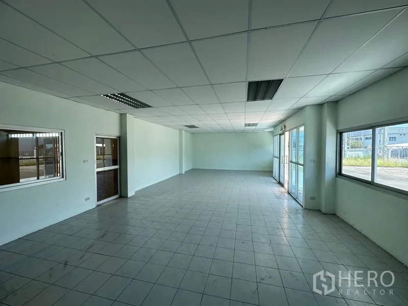 โรงงาน ให้เช่าในChon Buri - โถงสำนักงานชั้นล่างหรือพื้นที่ต้อนรับ พร้อมประตูกระจกและช่องแสงบานใหญ่
