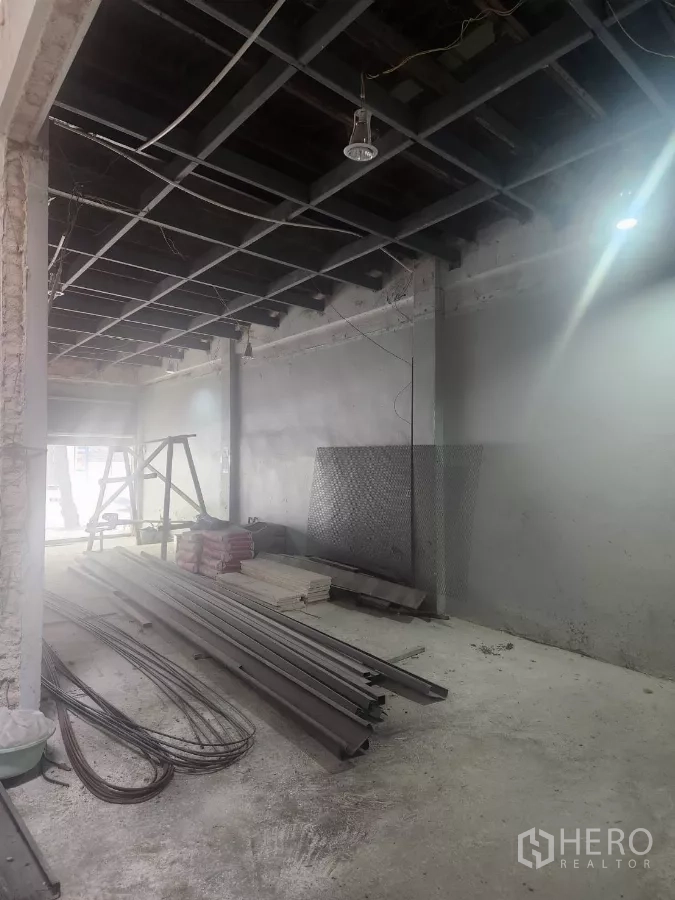 店屋 出租在Watthana, Bangkok - 开放式工作区，钢材、吊顶骨架和水泥袋