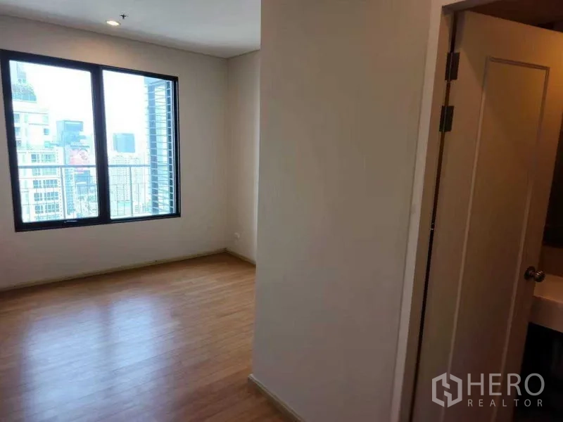 คอนโด ให้เช่าในRatchathewi, Bangkok - ห้องนอนมุมมองเห็นเมือง พร้อมประตูเข้าสู่ห้องน้ำส่วนตัว