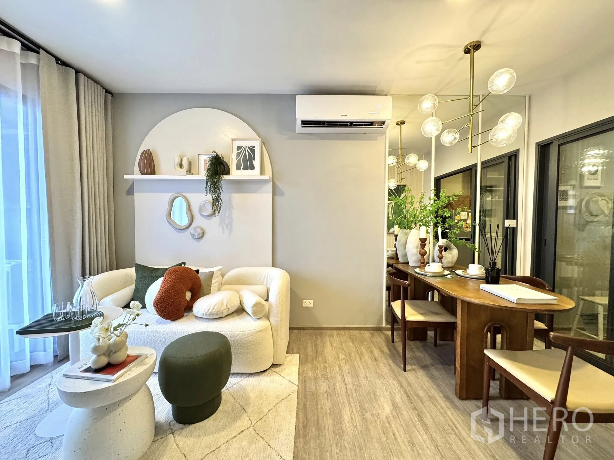 公寓 for rent in Watthana, Bangkok - 起居区连接木质餐桌、镜面墙与吊灯，布局通透。