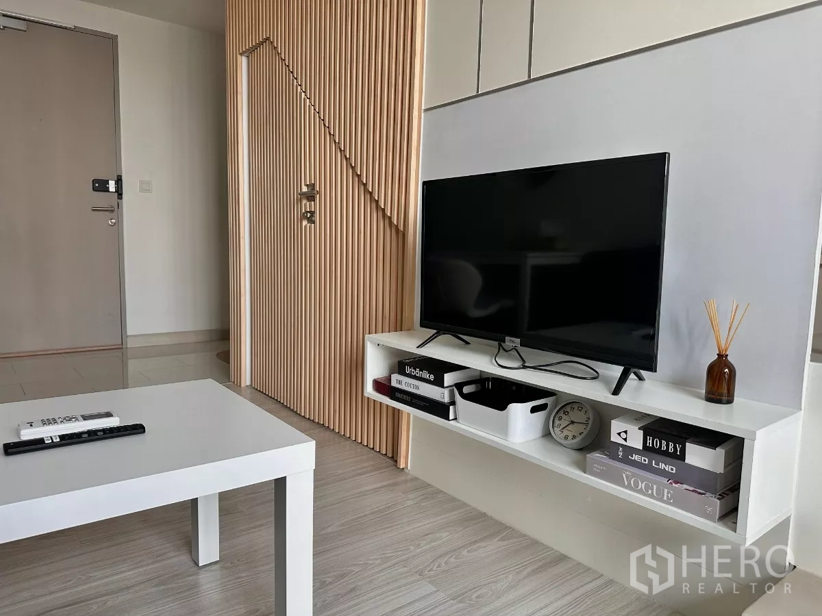 คอนโด ขายในPhra Khanong, Bangkok - ชั้นวางทีวีแบบมินิมอลพร้อมผนังระแนงไม้และโต๊ะกลาง