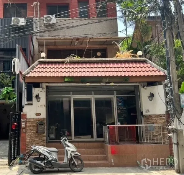 สำนักงานที่บ้าน ให้เช่าในWatthana, Bangkok - ด้านหน้าตึกโฮมออฟฟิศใกล้บีทีเอสทองหล่อ ประตูกระจกบานเลื่อนและชานหน้าบ้านขนาดกะทัดรัด