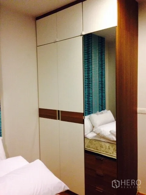公寓 出租在Phaya Thai, Bangkok - 卧室内置衣柜带镜面与顶柜，收纳充足。