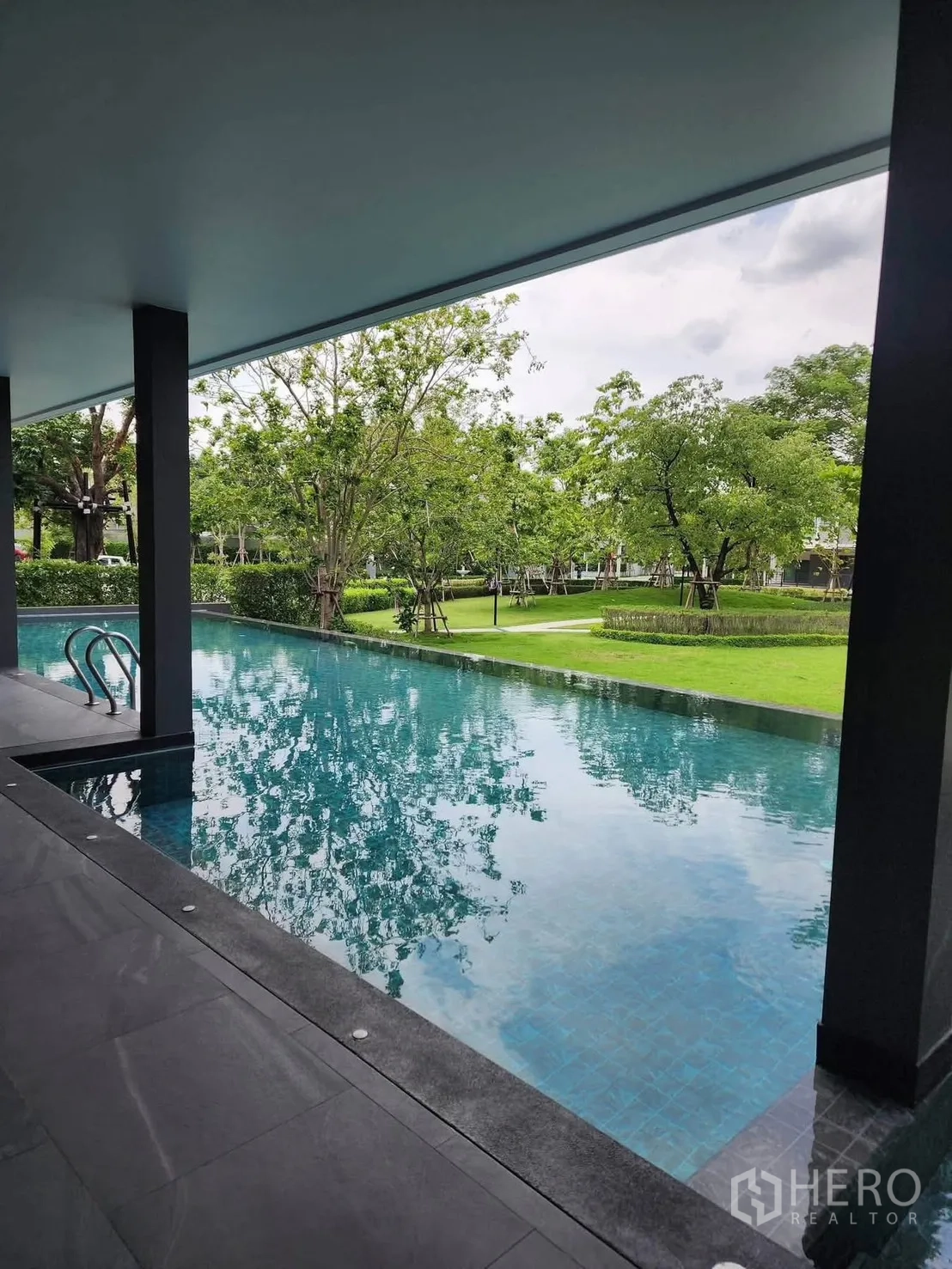 联排别墅 for rent in Bang Phli, Samut Prakan - 带顶的社区泳池，眺望修剪整齐的绿化花园。