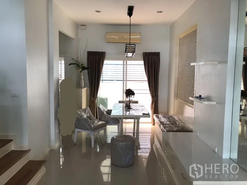 联排别墅 出租在Prawet, Bangkok - 用餐区，餐桌吊灯，内置卡座与通露台的推拉门。