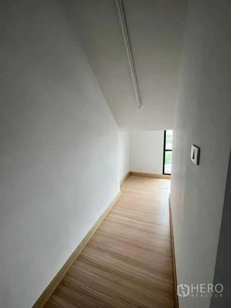 公寓 出租在Sathon, Bangkok - 楼梯下的走廊，木地板与采光窗