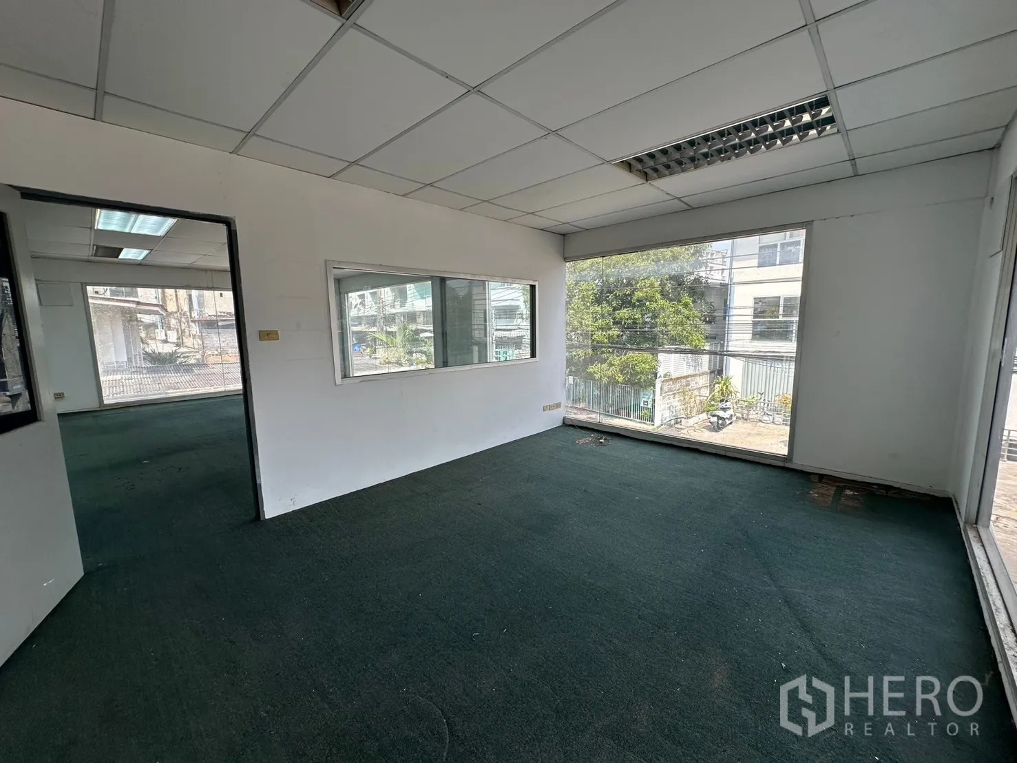 Warehouse for rent in Suan Luang, Bangkok - Corner office with floor-to-ceiling glazing and a street view.