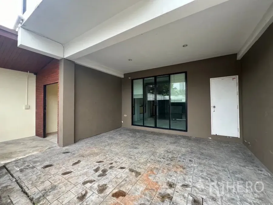 ทาวน์เฮาส์ ให้เช่าหรือขายในKhlong Toei, Bangkok - โรงจอดรถหน้าบ้านพร้อมเฉลียงและประตูกระจกบานเลื่อนทางเข้า