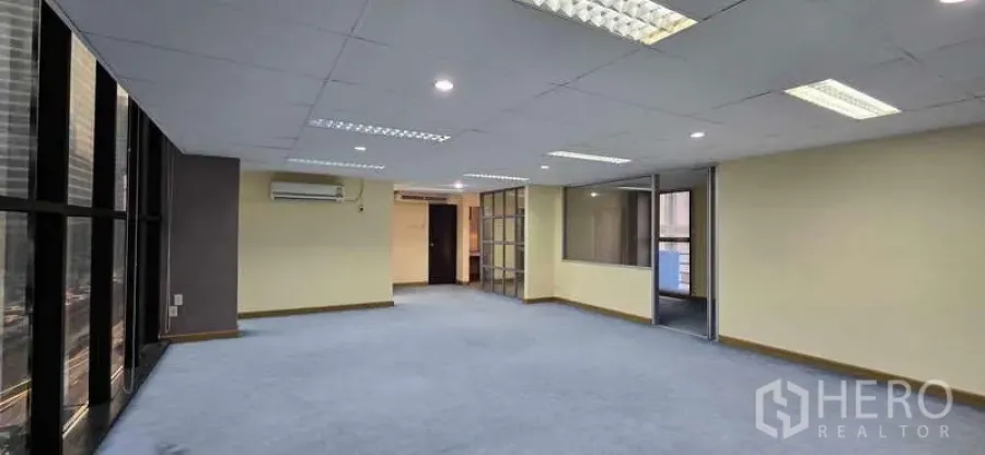 办公空间 出租 - 宽敞办公楼层，大窗、空调及多间玻璃隔断房。