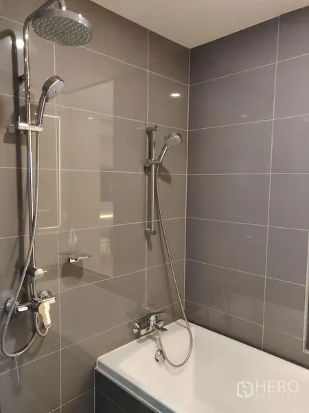 คอนโด ให้เช่าในRatchathewi, Bangkok - ห้องน้ำโมเดิร์นผนังกระเบื้องสีเทาพร้อมเรนชาวเวอร์และอ่างอาบน้ำ