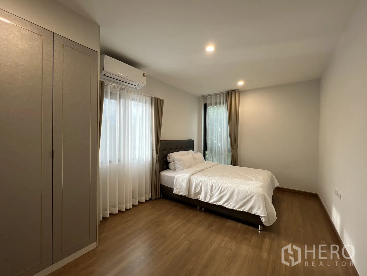 Detached House for rent in Prawet, Bangkok - Light-filled corner bedroom with single bed and greenery view.