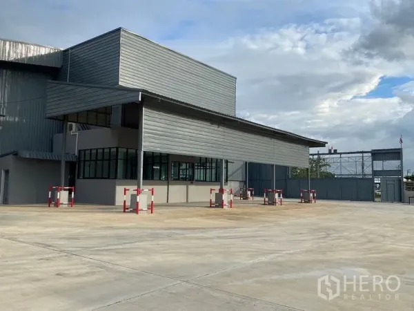 คลังสินค้า ให้เช่าในBang Phli, Samut Prakan - ภายนอกโกดังสมัยใหม่ในบางพลี พร้อมหลังคาคลุมลานขนถ่าย สำนักงานกระจก พื้นคอนกรีตกว้าง และประตูม้วน
