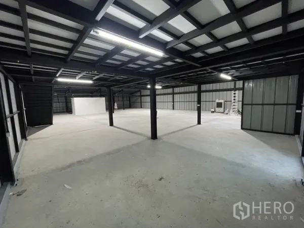 货栈 出租在Bueng Kum, Bangkok - 开放式夹层区域，金属屋面下配LED照明与混凝土地坪。