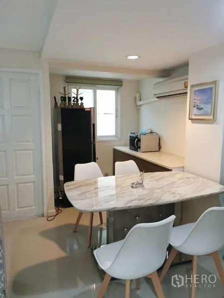 สำนักงานที่บ้าน ให้เช่าในChatuchak, Bangkok - แพนทรีขนาดกะทัดรัด ไอส์แลนด์ท็อปหินอ่อน เก้าอี้สีขาว ตู้เย็น และไมโครเวฟ