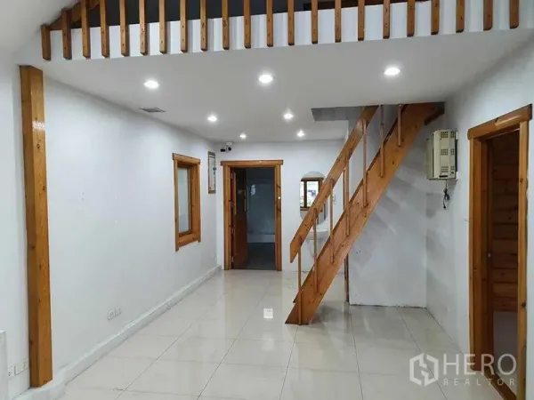 พื้นที่ขายปลีก ให้เช่าในPrawet, Bangkok - ห้องภายในผนังสีขาว ไฟดาวน์ไลท์ บันไดไม้ขึ้นชั้นลอย