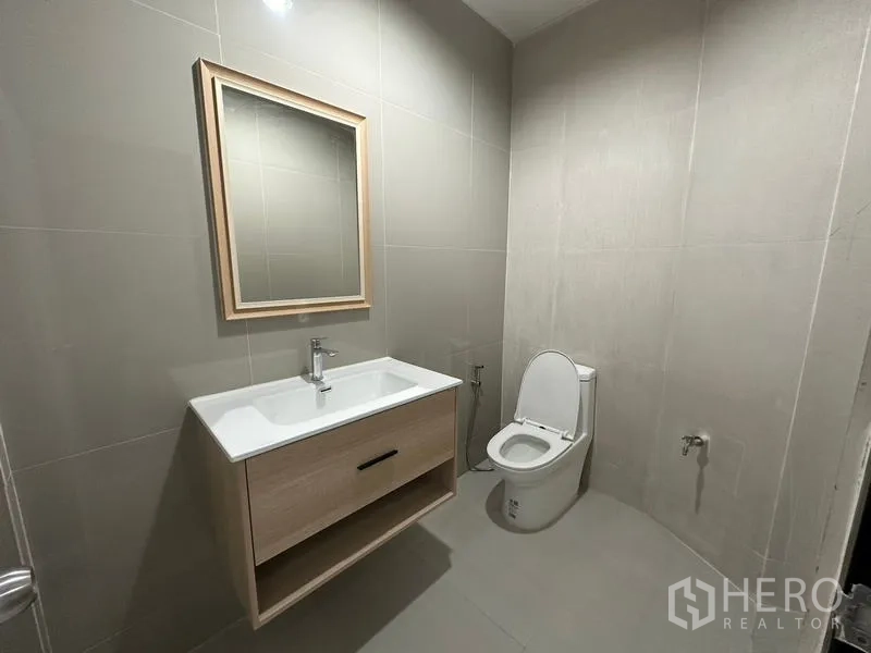 ทาวน์เฮาส์ ให้เช่าหรือขายในPhra Khanong, Bangkok - มุมซักล้าง มีเครื่องซักผ้า และประตูเชื่อมครัว