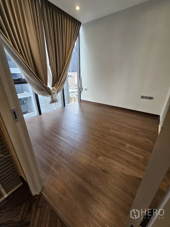คอนโด ให้เช่าในWatthana, Bangkok - ห้องนอนมุม พื้นไม้ ผ้าม่านสูง และหน้าต่างพาโนรามา