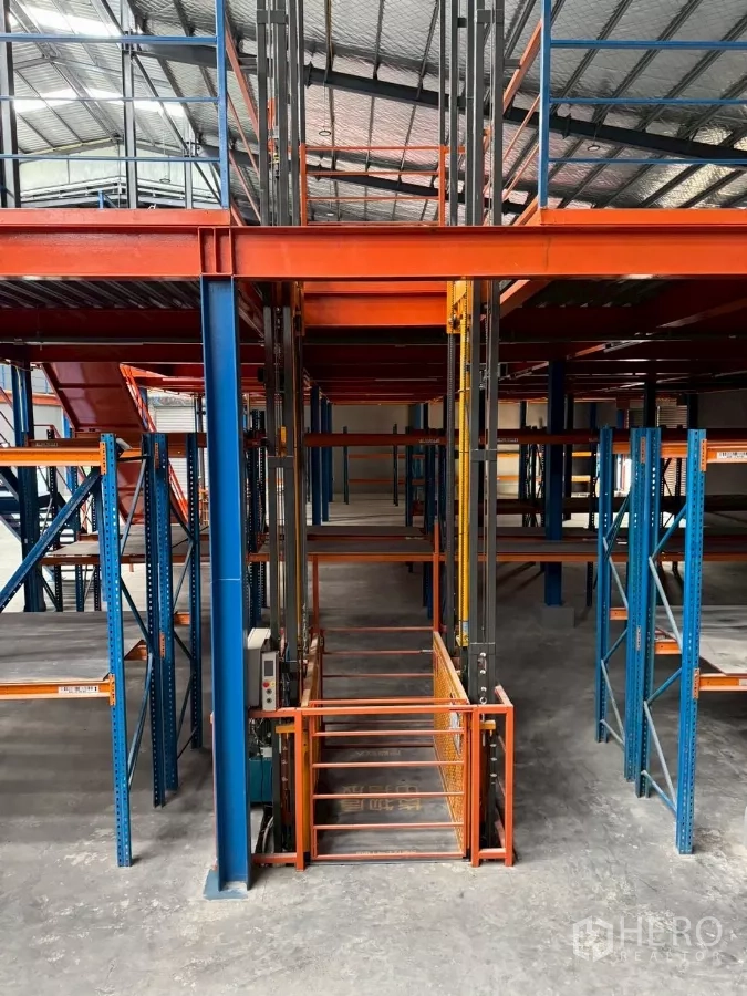 货栈 出租在Krathum Baen, Samut Sakhon - 货架之间的货运升降机近景