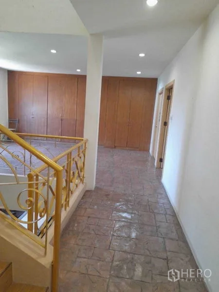 อาคารพาณิชย์ ให้เช่าในHuai Khwang, Bangkok - โถงชั้นบนมีตู้เก็บของบิลท์อินและราวกันตก