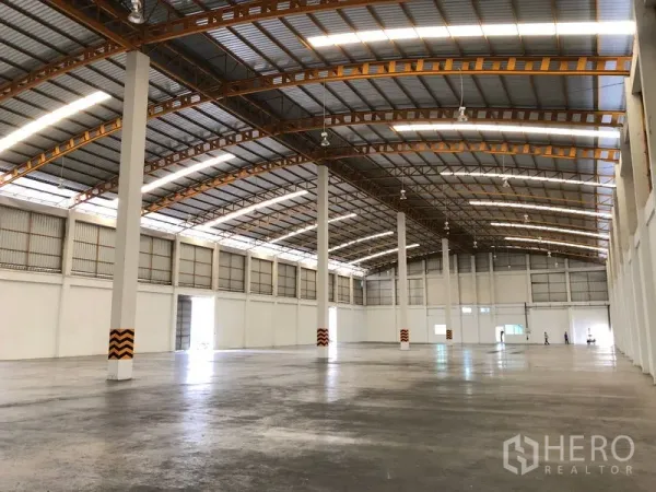 คลังสินค้า ให้เช่าในPhra Nakhon Si Ayutthaya - พื้นที่โกดังเปิดโล่ง มีเสากลางหลายต้นและแสงธรรมชาติ