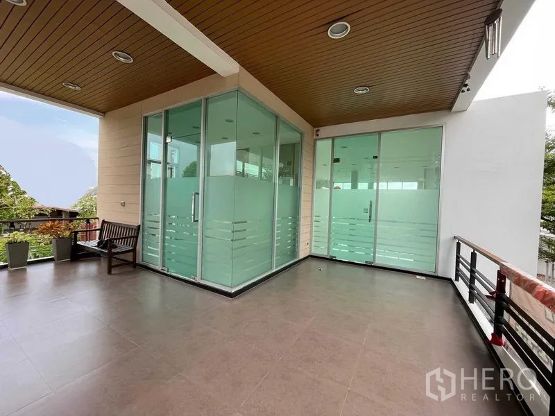 零售空间 出租在Bueng Kum, Bangkok - 带顶露台，木质吊顶，连接带磨砂玻璃的滑动门房间。