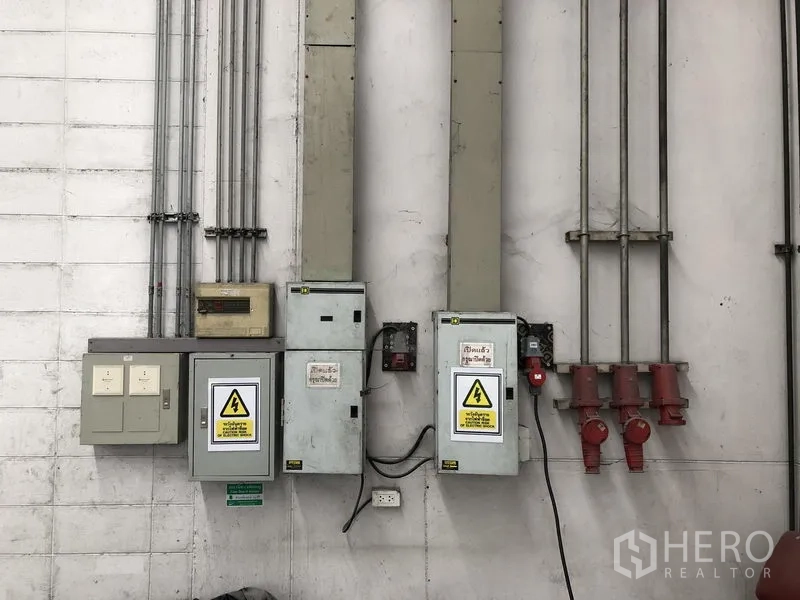 Warehouse for rent in Phra Nakhon Si Ayutthaya - Riverside loading pier within the compound suitable for barge logistics.