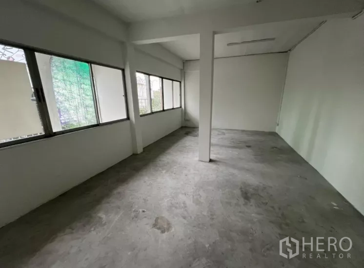 店屋 出租在Watthana, Bangkok - 楼上工作区，整排窗户与中间立柱采光充足。