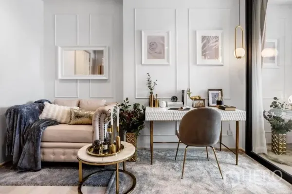 公寓 出售在Pathum Wan, Bangkok - 温馨起居角落，纽扣沙发、大理石茶几与窗边书桌