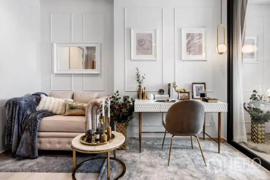 คอนโด ขายในPathum Wan, Bangkok - มุมนั่งเล่นอบอุ่น โซฟากำมะหยี่ โต๊ะกลางหินอ่อน และโต๊ะทำงานข้างหน้าต่างเต็มบาน