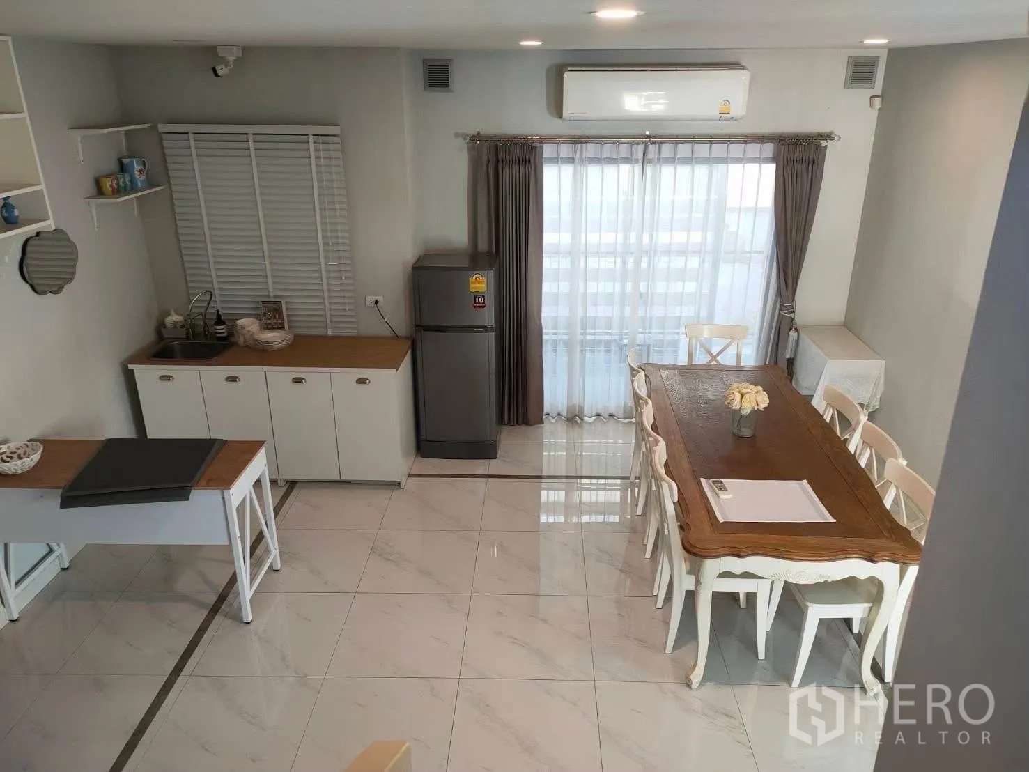 บ้านเดี่ยว for rent in Bang Phli, Samut Prakan - มุมทานอาหารโต๊ะไม้ยาว เก้าอี้หลายตัว เครื่องปรับอากาศ และประตูกระจกบานเลื่อน
