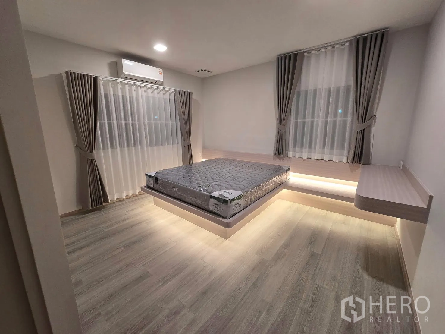 独栋房屋 for rent in Bang Phli, Samut Prakan - 主卧平台床带氛围灯，并设书桌工作区。