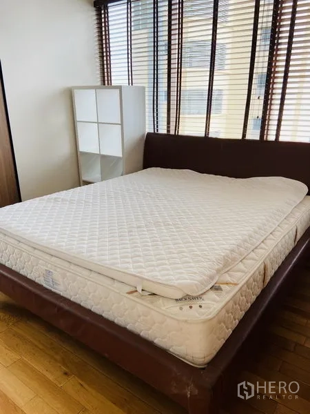 คอนโด ให้เช่าในKhlong Toei, Bangkok - ห้องนอนที่สองพร้อมเตียงควีนไซส์ หน้าต่างสูง และพื้นไม้