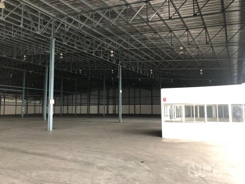 คลังสินค้า ให้เช่าในBang Phli, Samut Prakan - พื้นที่โกดังแบบโอเพ่นพร้อมเพดานสูงและสำนักงานกระจกภายใน