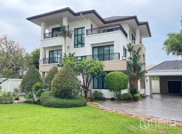 Detached House for rent in Chatuchak, Bangkok - Three-storey modern detached house with balconies and a large landscaped lawn in Chatuchak.