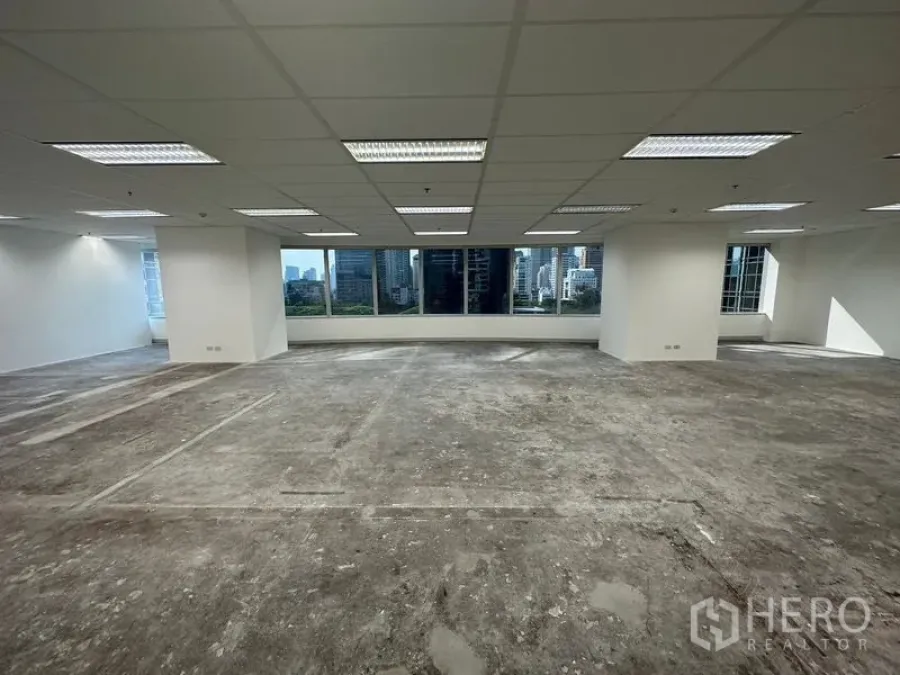 办公空间 出租 - 开放式办公室，吊顶与照明，大窗户眺望曼谷天际线，水泥地面待定制装修。