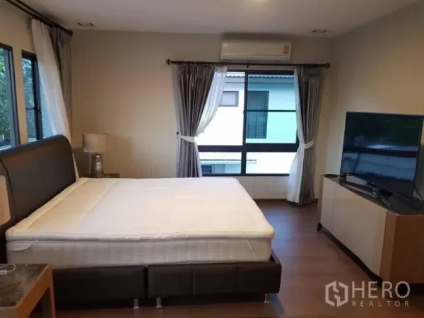 Detached House for rent in Bang Phli, Samut Prakan - Bright master bedroom with large bed, TV console, curtains and air conditioner in a Bang Phli detached house.