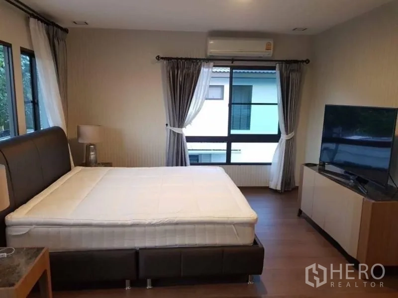 Detached House for rent in Bang Phli, Samut Prakan - Bright master bedroom with large bed, TV console, curtains and air conditioner in a Bang Phli detached house.