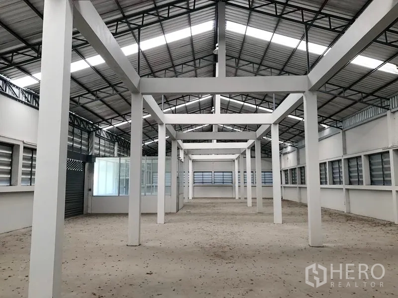 工厂 出租在Bang Bua Thong, Nonthaburi - 沿中轴线的对称视角，可见高挑屋顶与采光带。