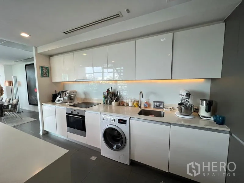 คอนโด ขายในKhlong San, Bangkok - ครัวสีขาวทันสมัย มีเตาอบบิวท์อิน เครื่องซักผ้า และตู้เก็บของมากมาย