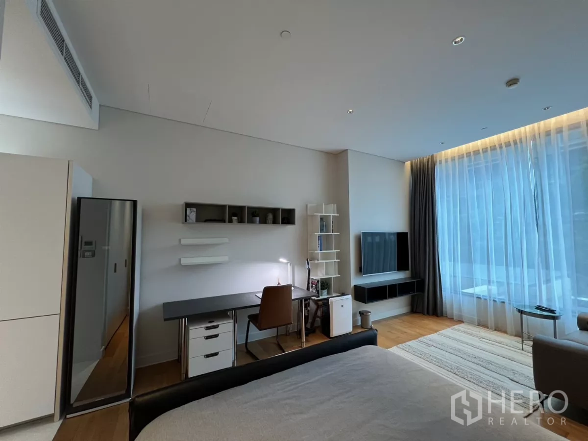 คอนโด ให้เช่าในPathum Wan, Bangkok - ภาพมุมกว้างของห้อง แสดงเตียง มุมทำงาน ทีวี และหน้าต่างบานใหญ่