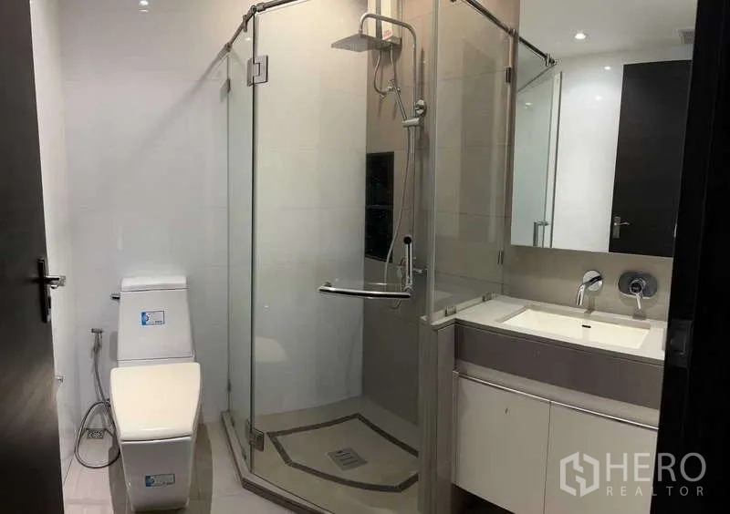 公寓 出租在Ratchathewi, Bangkok - 第二浴室设转角玻璃淋浴房、坐便与洗手台。