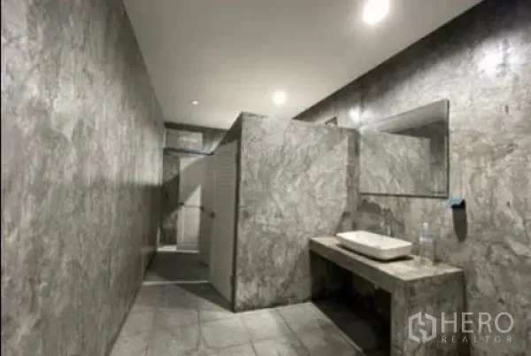 พื้นที่ขายปลีก ให้เช่าในPrawet, Bangkok - ห้องน้ำสไตล์โมเดิร์น บุหิน ทั้งผนัง แบ่งห้อง และอ่างล้างหน้า