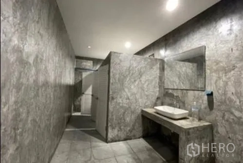 พื้นที่ขายปลีก ให้เช่าในPrawet, Bangkok - ห้องน้ำสไตล์โมเดิร์น บุหิน ทั้งผนัง แบ่งห้อง และอ่างล้างหน้า