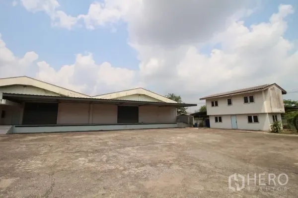 คลังสินค้า ขายในPhanat Nikhom, Chon Buri - ลานคอนกรีตรวมอาคารโกดังและอาคารสำนักงานสองชั้นแยก