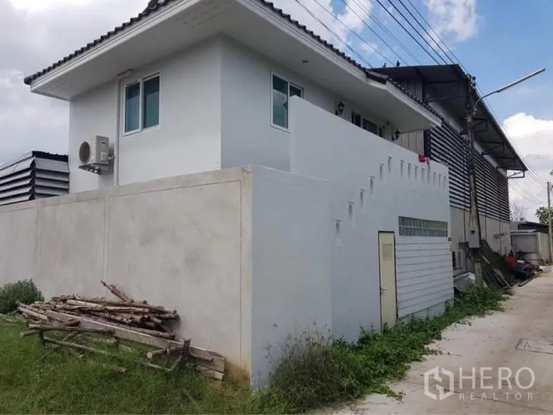 货栈 出售在Lam Luk Ka, Pathum Thani - 与仓库相连的两层办公室/宿舍，外部楼梯与高围墙。