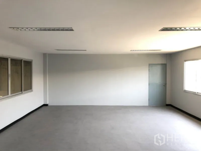 Factory for rent in Lat Lum Kaeo, Pathum Thani - Large open-plan office room with windows and ceiling lights